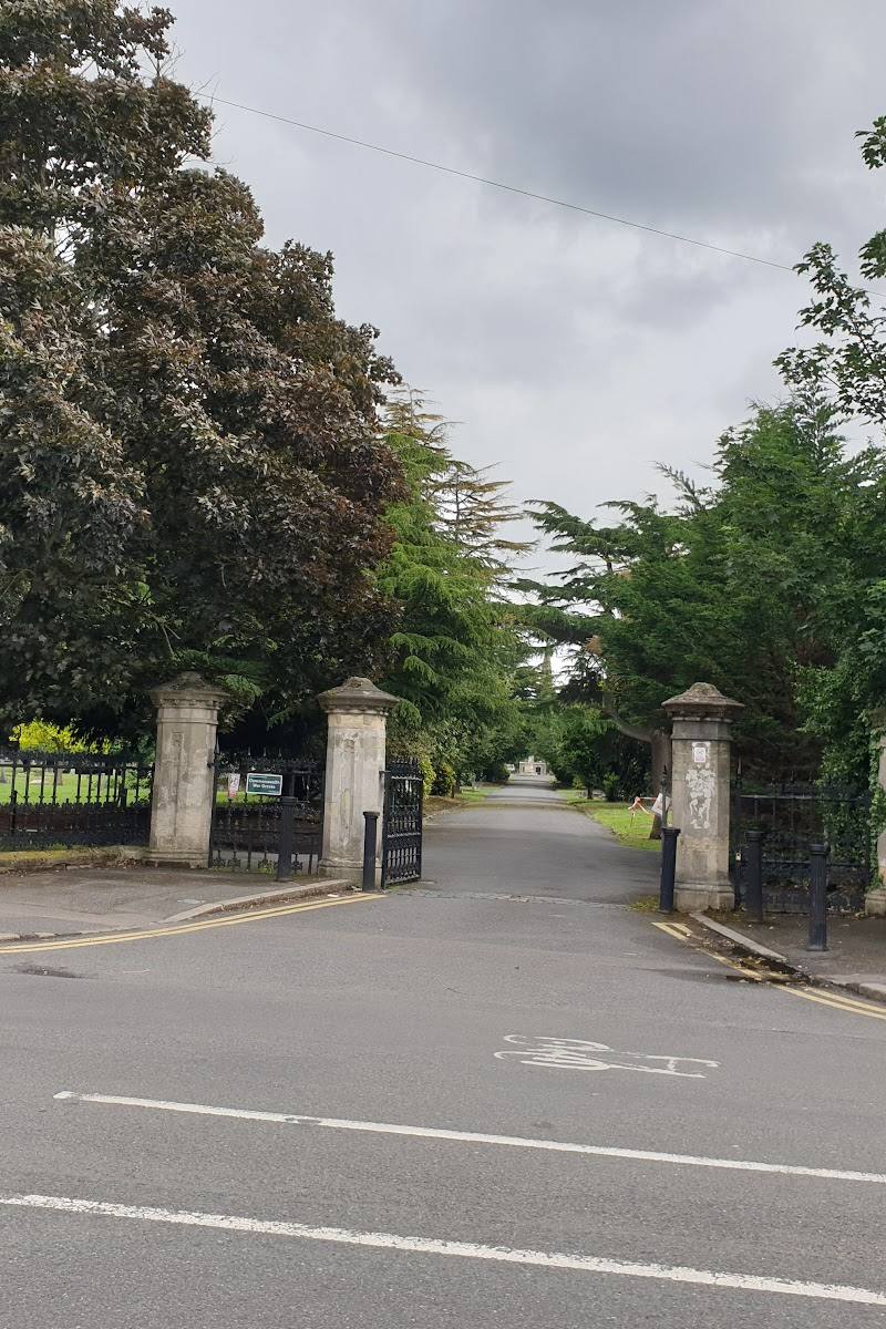 Queen’s Road Cemetery Chapels — Place photograph (2 of 3)