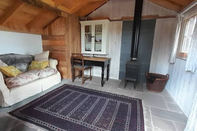 Cosy Mountain Hut, In the Black Mountains near Hay on Wye — Source image