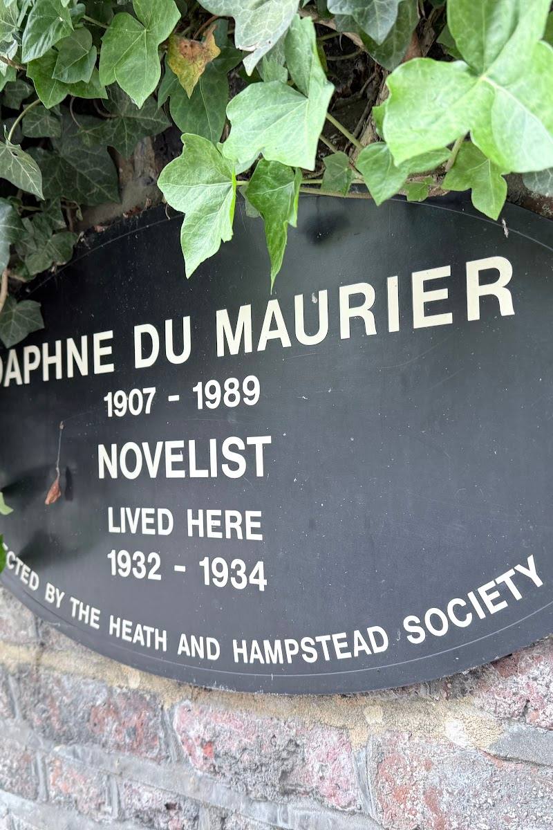 Daphne du Maurier plaque — Place photograph