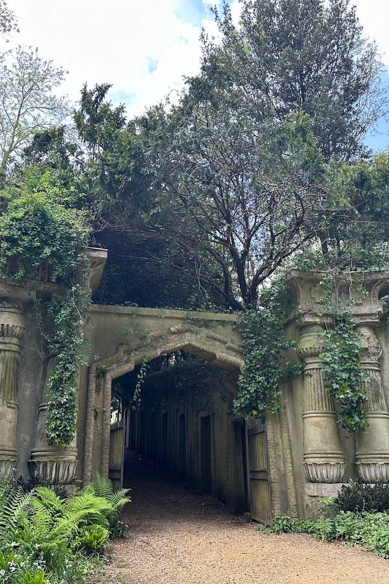 Egyptian Avenue, Highgate Cemetery — Place photograph