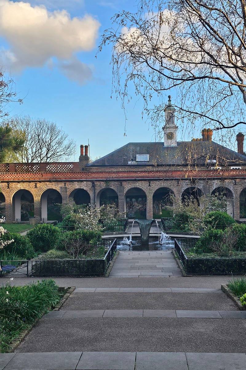 Holland Park Ecology Centre — Place photograph