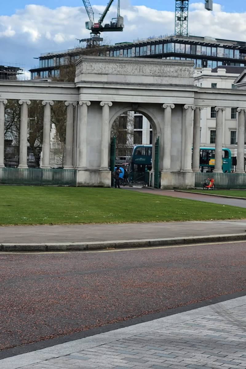 Queen Elizabeth Gate — Place photograph (2 of 3)