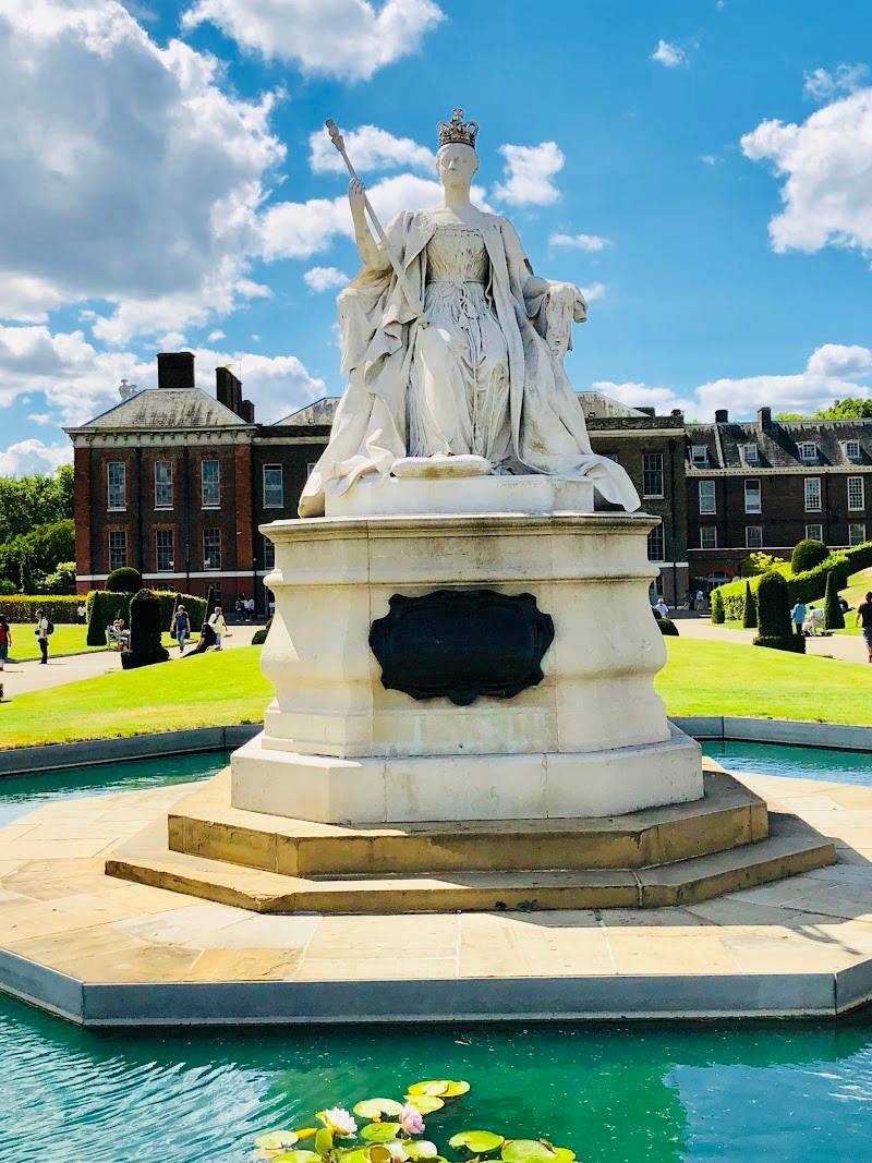Queen Victoria Statue — Place photograph