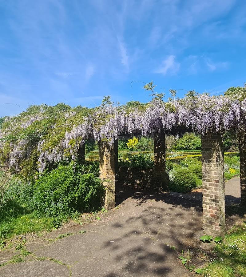 Ruskin Park Portico — Place photograph