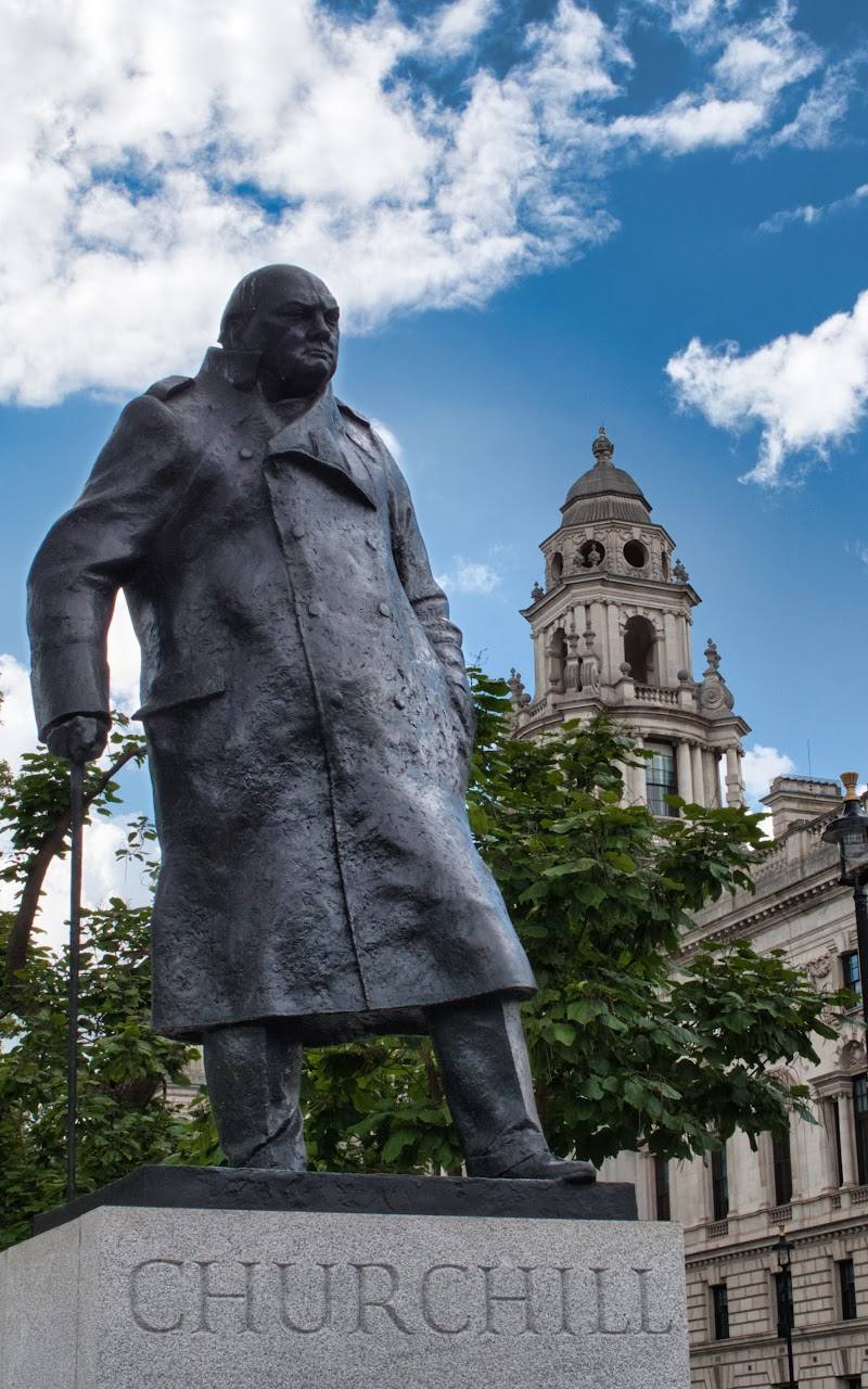 Sir Winston Churchill statue — Place photograph
