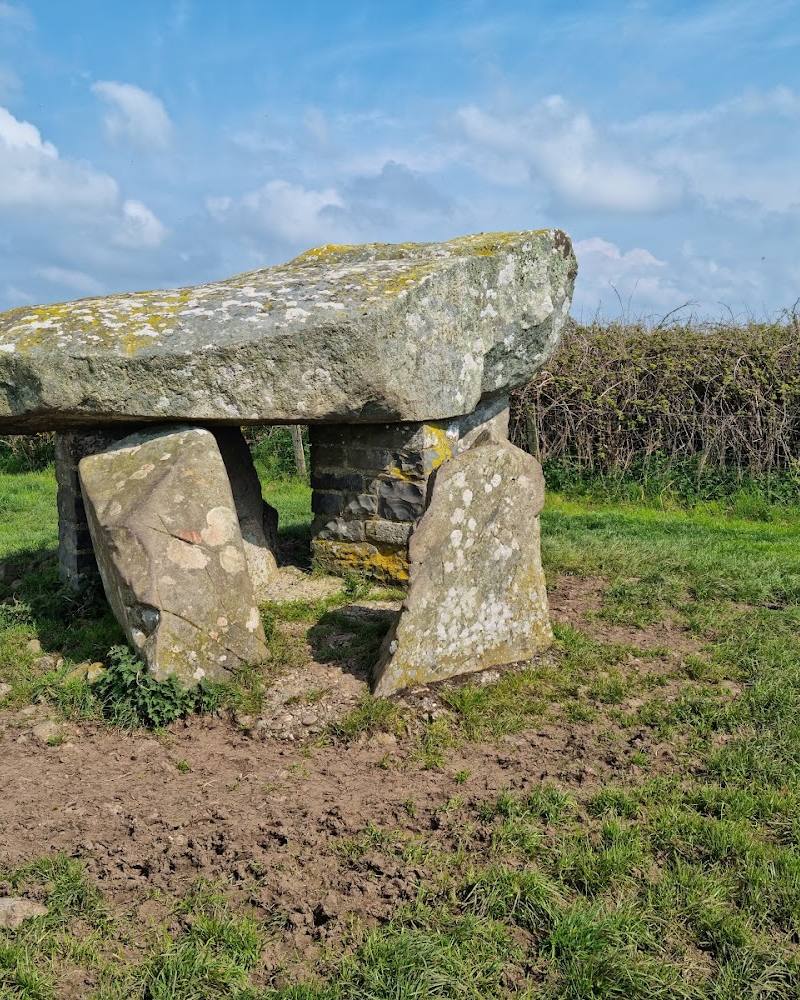 Tŷ Newydd Burial Chamber — Source image