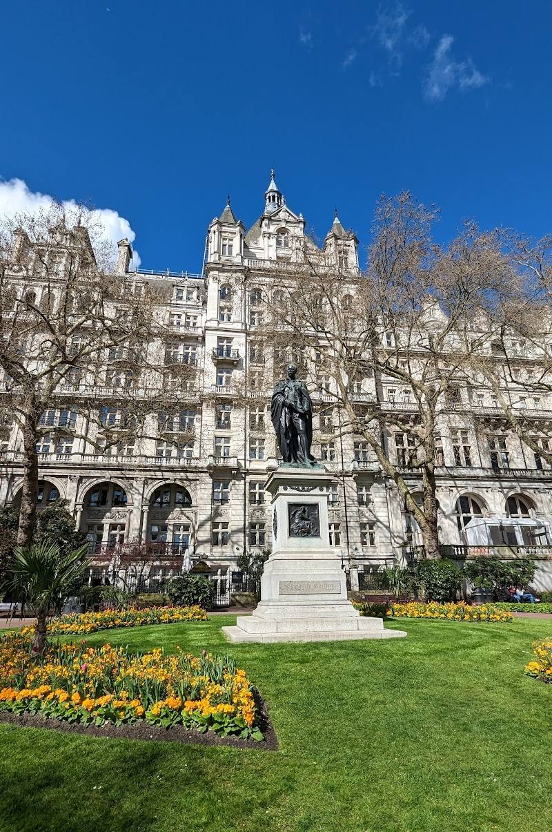 Victoria Embankment Gardens: Whitehall Gardens — Place photograph