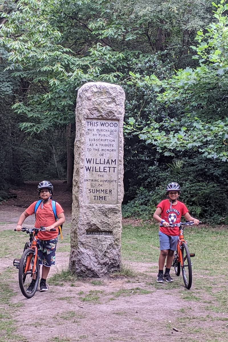 William Willett Memorial and Sundial — Place photograph (2 of 3)